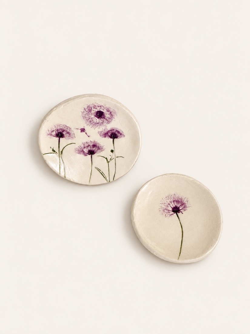 Dos platitos crema con flores malva impresas