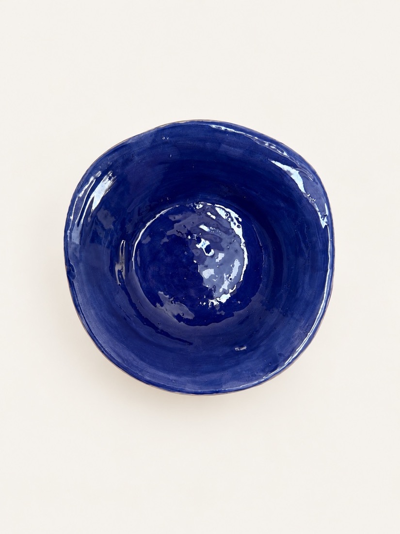 Cuenco de forma irregular esmaltado en azul cobalto intenso