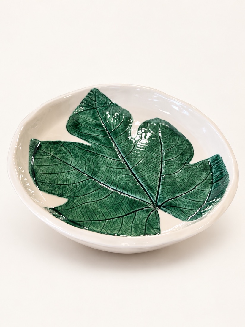 Cuenco blanco con una hoja de higuera verde intenso impresa en el interior