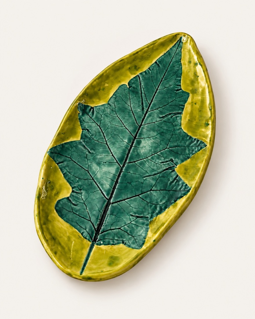 Bandeja ovalada verde lima con una gran hoja verde oscuro impresa