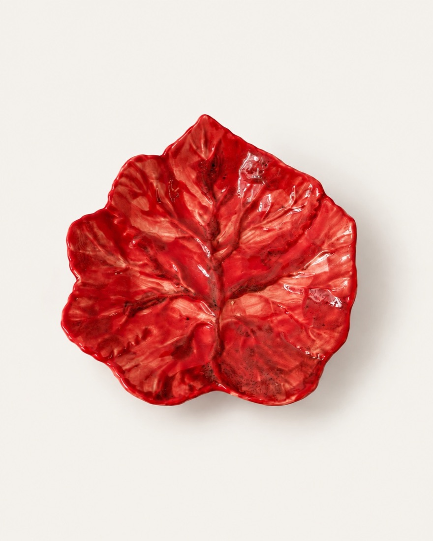 Cuenco con forma de hoja esmaltado en rojo intenso con los nervios marcados