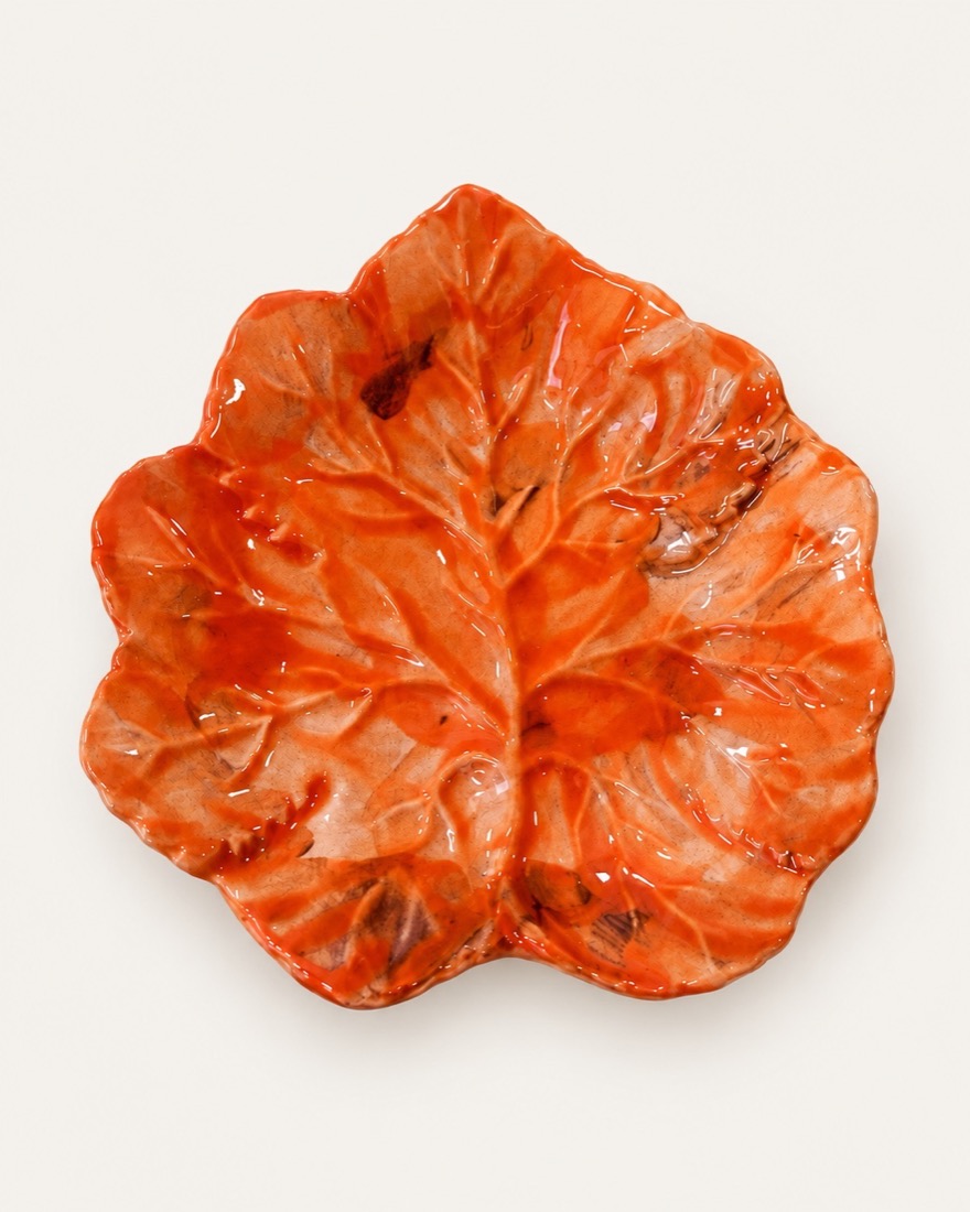 Cuenco con forma de hoja esmaltado en naranja con los nervios marcados