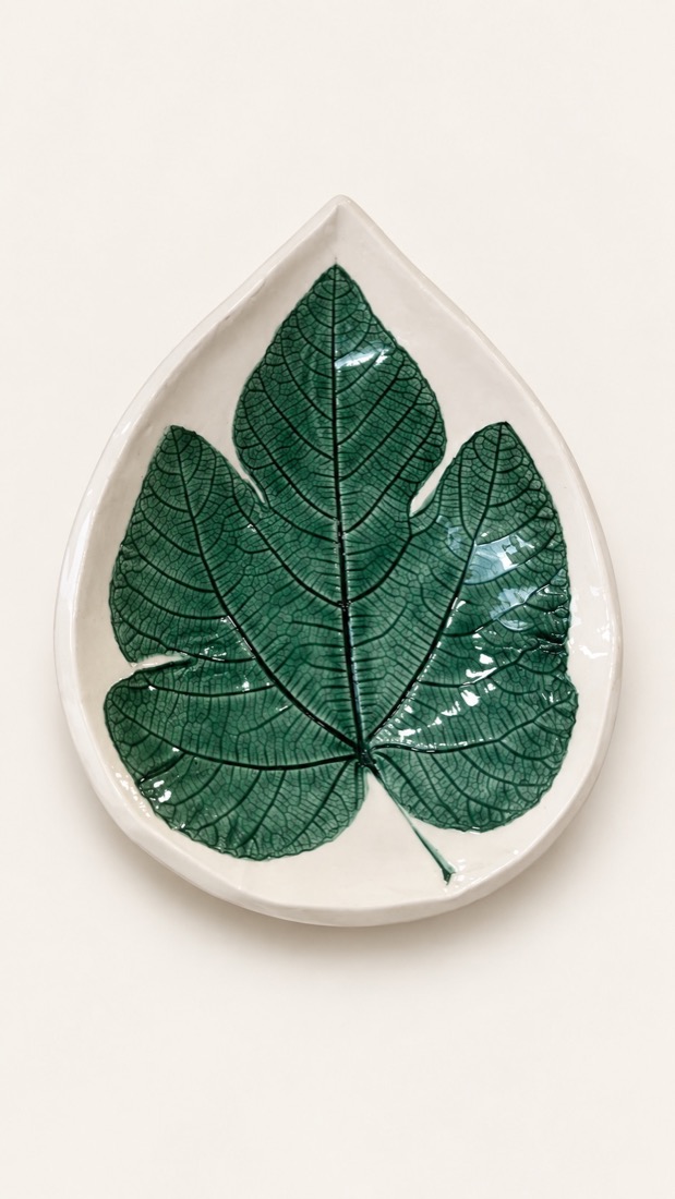 Plato en forma de gota con una hoja de higuera verde botella impresa