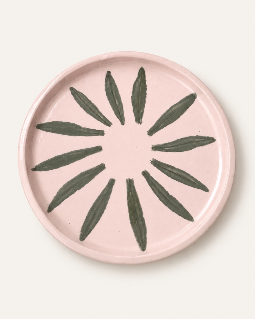 Plato rosa pálido con doce pétalos verde salvia pintados a mano