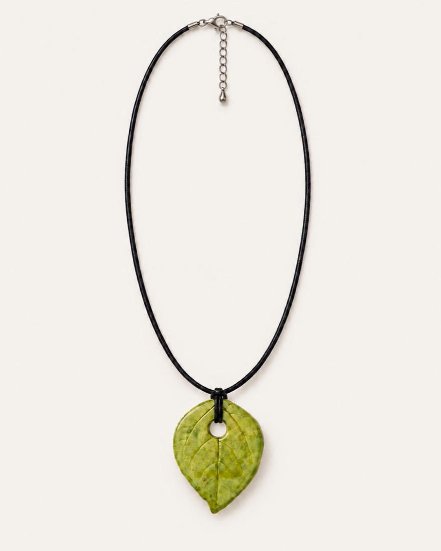 Collar de cordón negro con un colgante de cerámica en forma de hoja verde