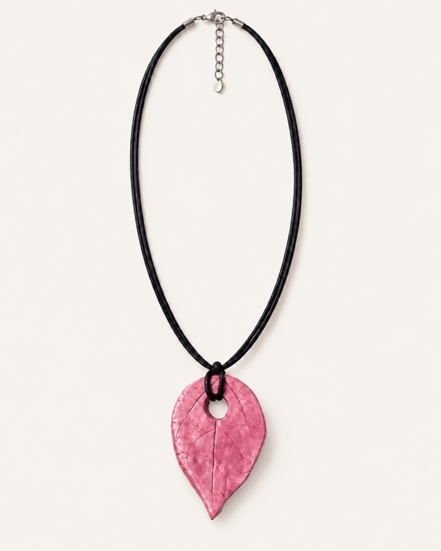 Collar de cordón negro con un colgante de cerámica en forma de hoja rosa