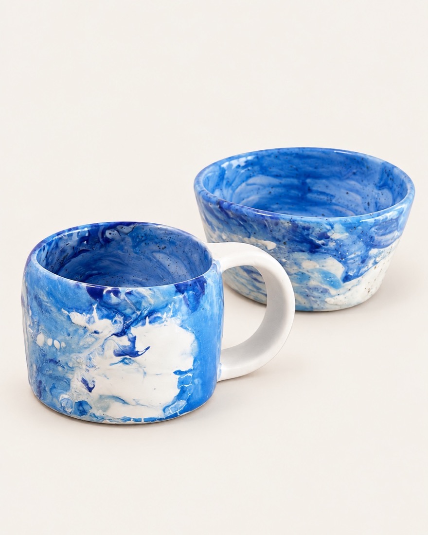 Taza con asa blanca y cuenco a juego con esmalte azul marmolado